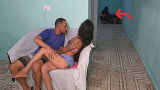 A nejem meghívott egy barátnőt, de egyedül hagytak a nappaliban vele