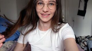 Ártatlan fiatal keményen keféli nagyajkú pináját cowboy szerkóban!