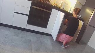Csábos nej a szomszéddal szeretkezik a konyhában - igazi megcsalás