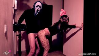 Maszkos őrült keményen megdugja a fekete bigét a tükör előtt - halloween szerepjáték fétis páros játék