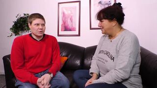 Vörös hajú milf orbitális mellekkel orálozza a pélót és hagyja hogy keményen megdugják