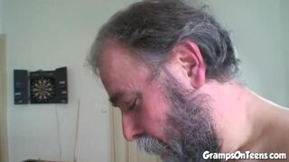 Zsenge vörös maca lecidázza és lovagol a nagypapa faszán