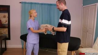 Szöszi zsenge könyörtelen boldog befejezést kínál ügyfelének a Nookiesnál