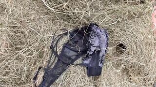 Gigászi fenekű szépkorú nő leszopja a paraszt farkát a disznóólban