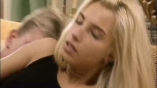 Timea Margot nagyméretű brét kap a retro Lover's Lane legelső epizódjában